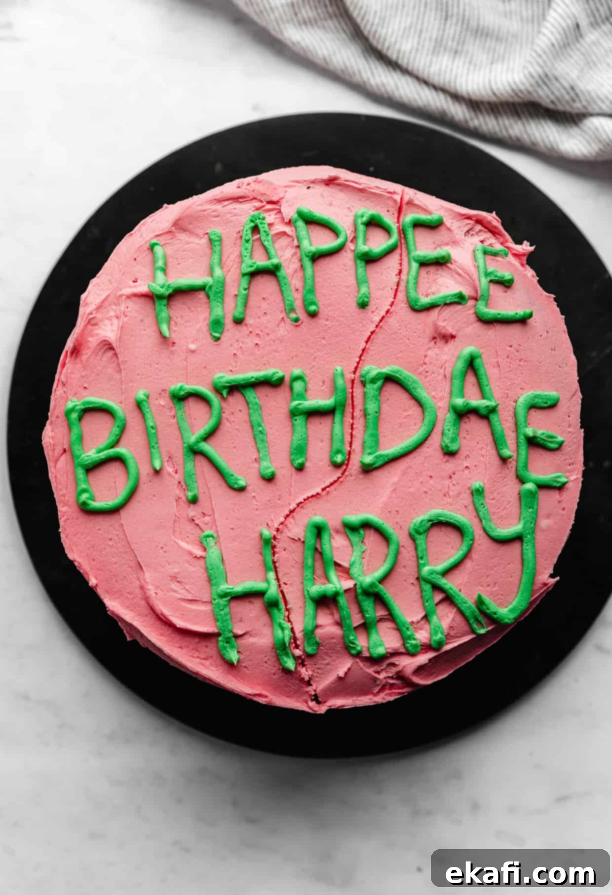 Τούρτα Γενεθλίων Χάρι Πότερ 10 Το "Happee Birthdae Harry" γραμμένο με πράσινο γλάσο σε μια ροζ τούρτα.