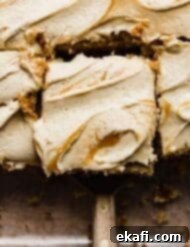 Τούρτα Βουτυροκαραμέλα 11 Κρέμα butterscotch με στροβιλισμένη εμφάνιση πάνω από Τούρτα Butterscotch, λεπτομερής λήψη.