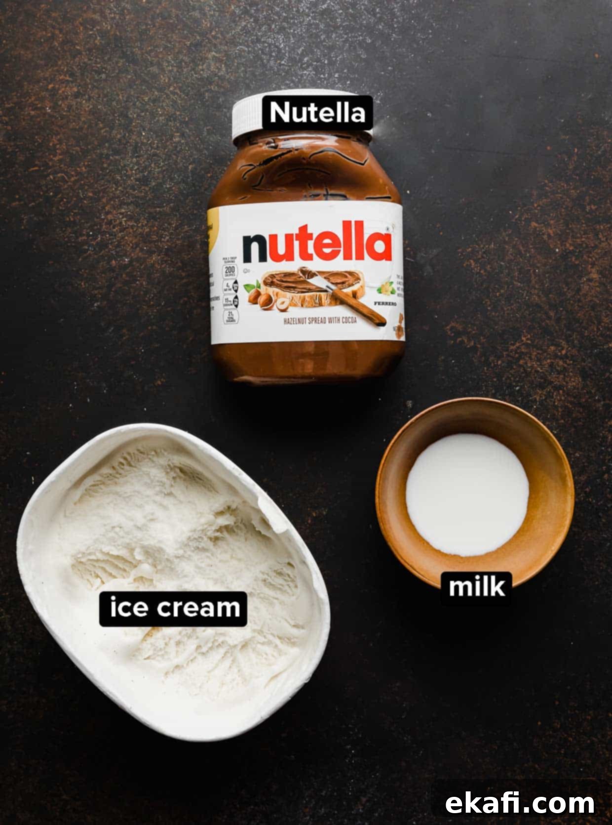 Μιλκσέικ Νουτέλας 3 Υλικά για Nutella Milkshake: Nutella, παγωτό βανίλια και γάλα, σε σκούρο καφέ φόντο.
