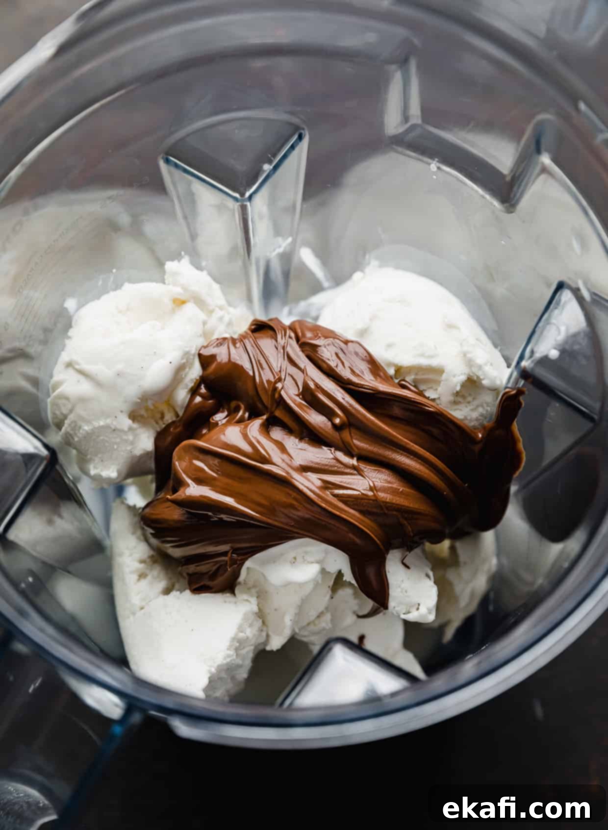 Μιλκσέικ Νουτέλας 4 Παγωτό βανίλια και Nutella σε μπλέντερ.