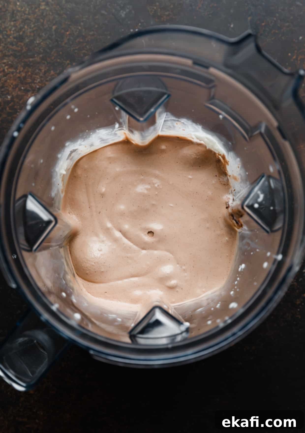 Μιλκσέικ Νουτέλας 5 Ένα ανοιχτό καφέ Nutella Milkshake αναμεμειγμένο, σε ένα μπλέντερ.