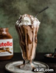 Μιλκσέικ Νουτέλας 8 Ένα Nutella Milkshake πάνω σε σκούρο πράσινο φόντο.