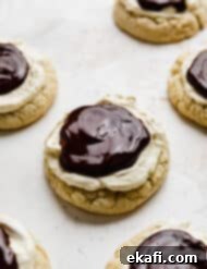 Μπισκότα Πάστα Βοστώνης 15 Crumbl copycat Boston Cream Pie Cookies σε λευκό φόντο.