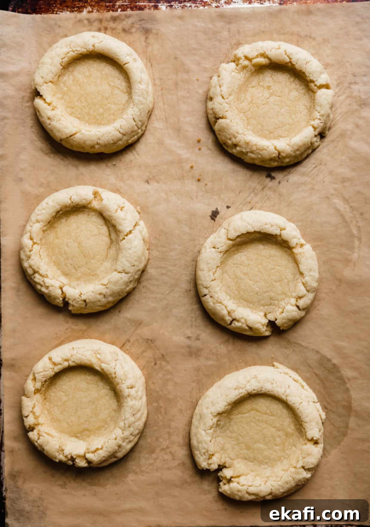 Μπισκότα Πάστα Βοστώνης 6 Έξι ψημένα Boston Cream Pie Cookies σε ένα ταψί.
