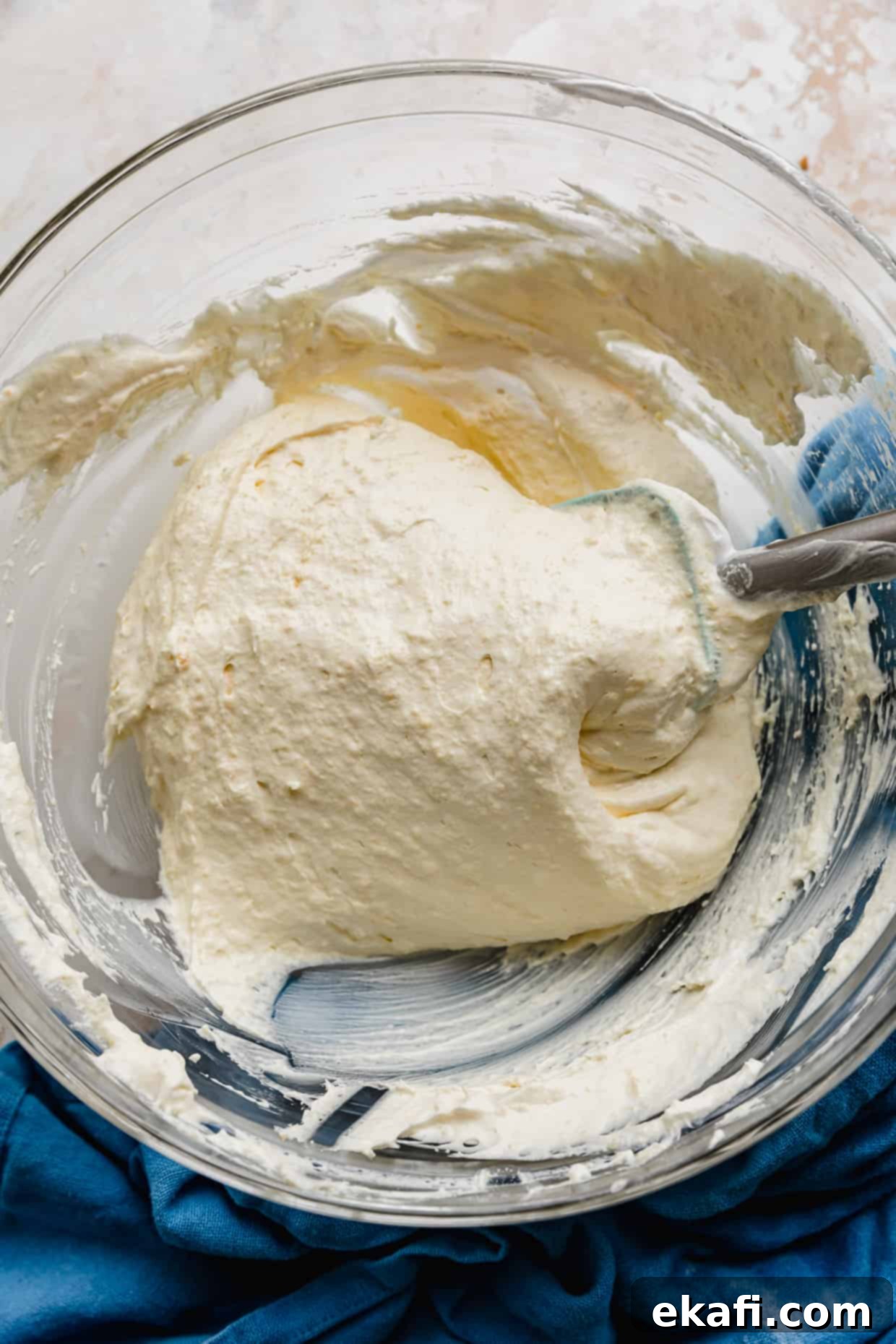 Μπισκότα Πάστα Βοστώνης 8 Ένα γυάλινο μπολ με ένα μείγμα πουτίγκας βανίλιας που χρησιμοποιείται για τη γέμιση των Boston Cream Pie Cookies.