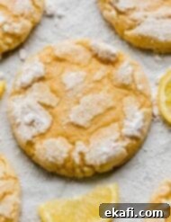 Λεμονάτα Κουλουράκια Ραγιστά 12 Μπισκότο Crumbl Λεμονιού με Ρυτίδες (Lemon Crinkle) σε λευκό φόντο.