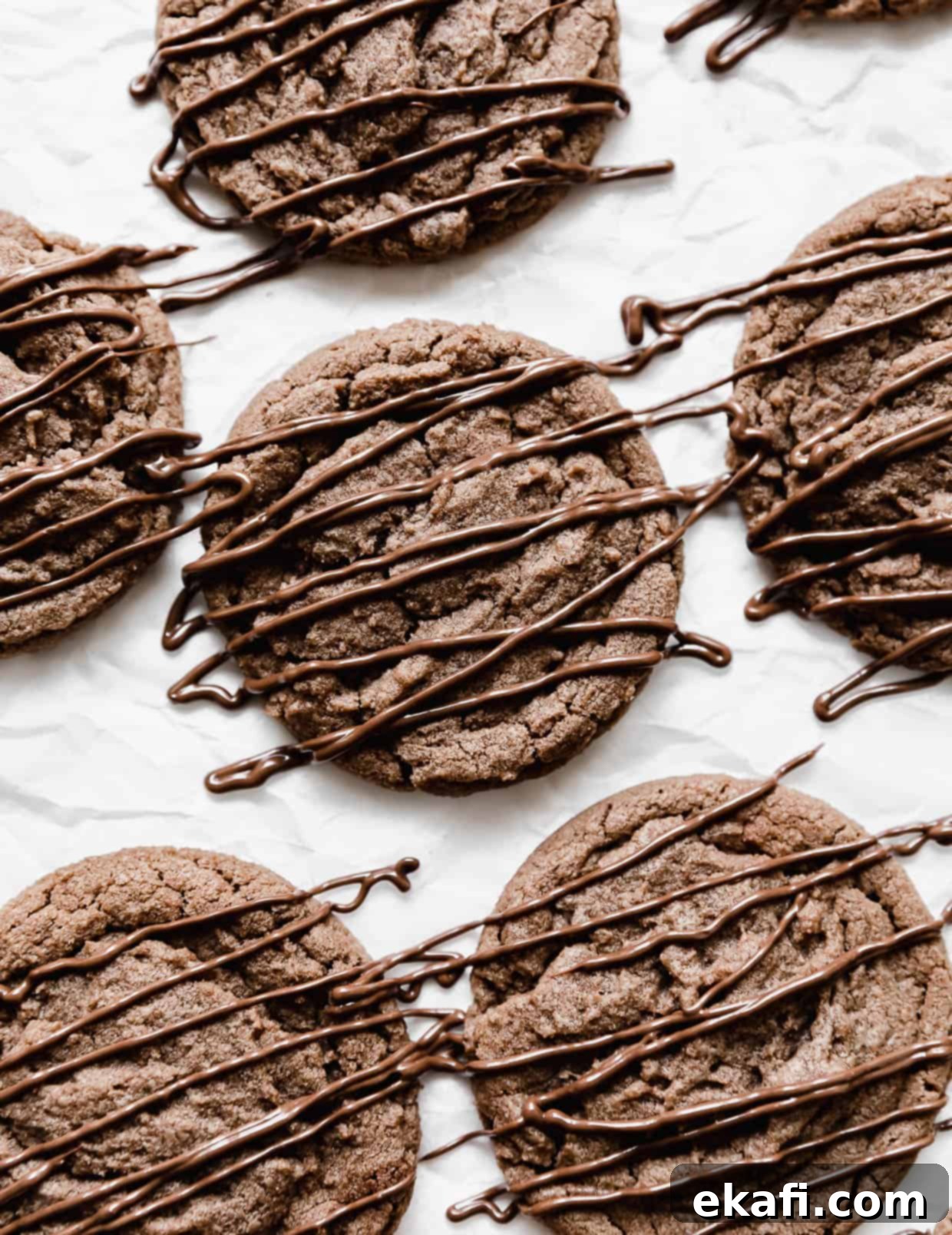 Νουτελοκούκις 2 Μπισκότα Nutella με Nutella περιχυμένη από πάνω.