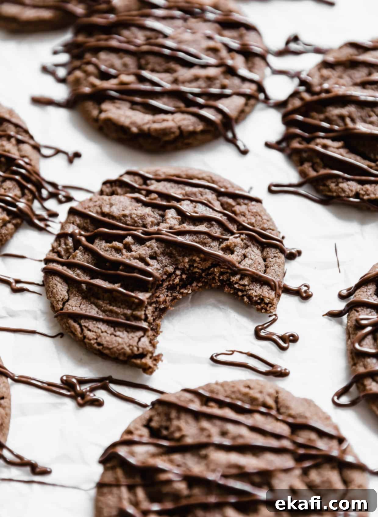 Νουτελοκούκις 7 Μπισκότα Nutella περιχυμένα με nutella, με ένα δάγκωμα να λείπει.
