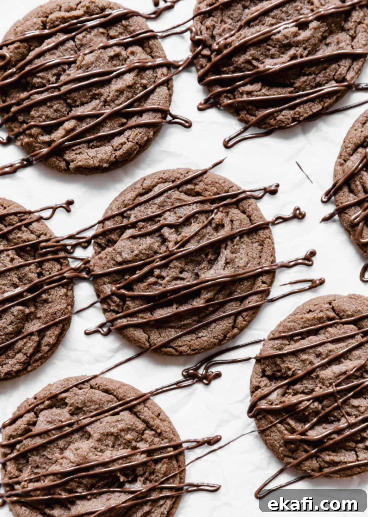 Νουτελοκούκις 8 Μπισκότα Nutella περιχυμένα με nutella, σε λευκό φόντο.