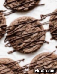 Νουτελοκούκις 9 Μπισκότα Nutella σε λευκό φόντο, με επικάλυψη Nutella.