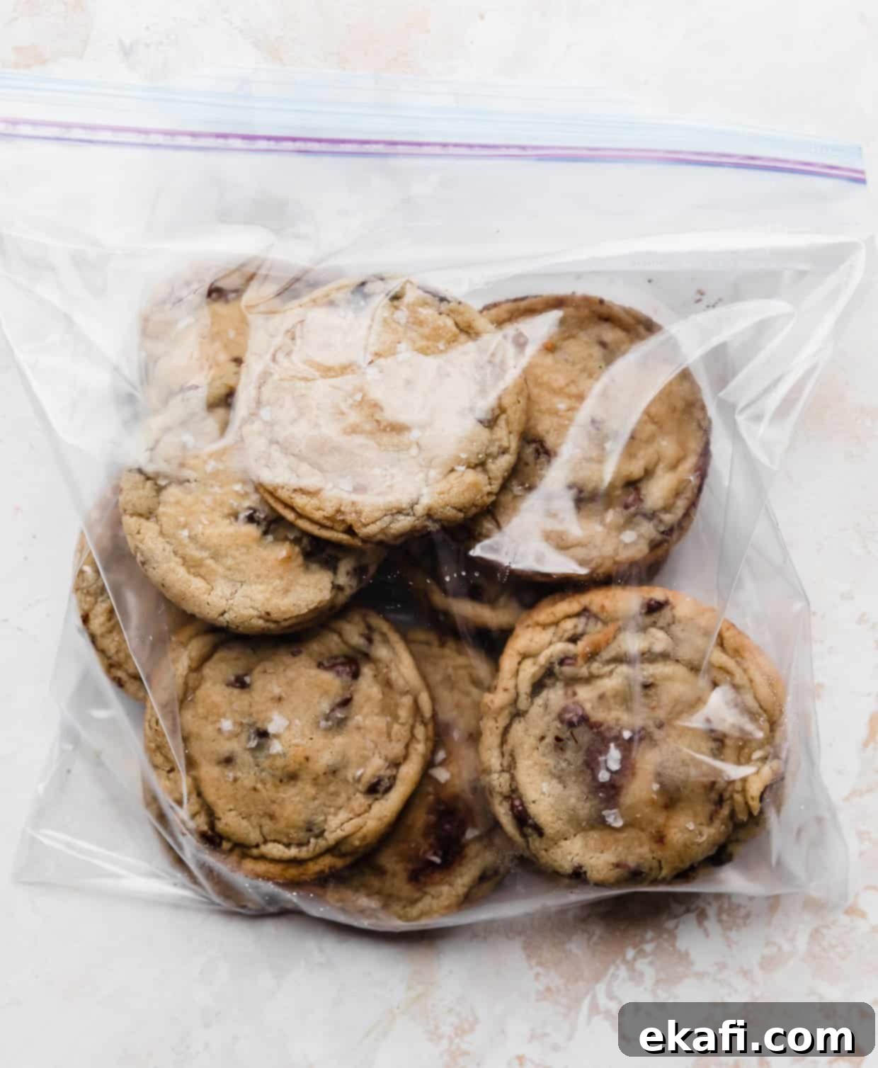 Κατάψυξη Μπισκότων 4 Μια σακούλα ziplock γεμάτη με ψημένα μπισκότα σοκολάτας.