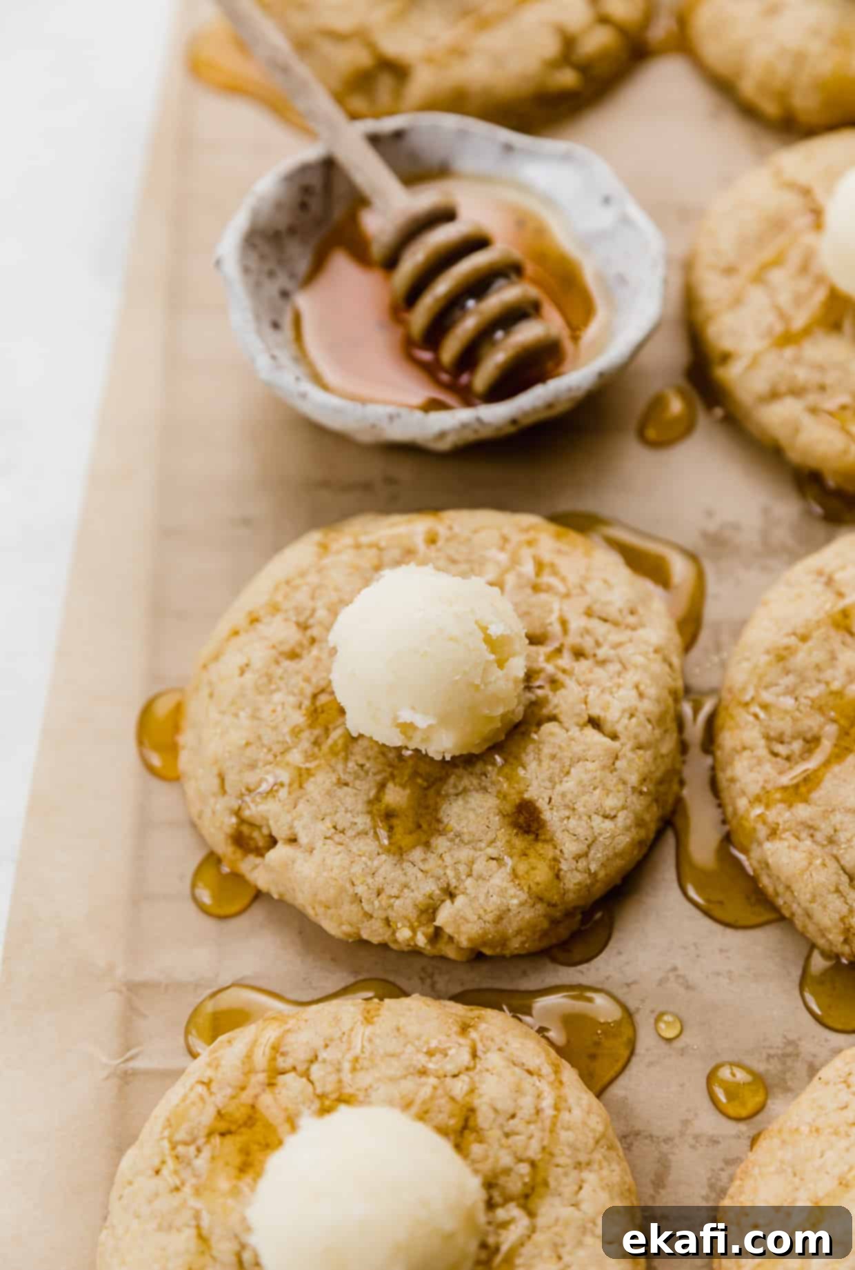 Crumbl Καλαμποκένιο Μπισκότο 2 Ένα copycat Crumbl Cornbread Cookie με επικάλυψη μελιού και μια μπάλα βουτυρόκρεμας που μοιάζει με βούτυρο.