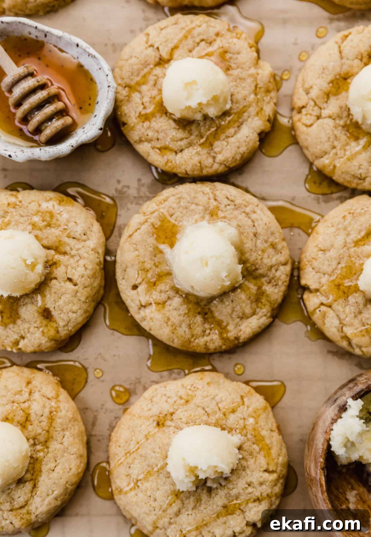 Crumbl Καλαμποκένιο Μπισκότο 8 Cornbread cookies με επικάλυψη μελιού και μια μικρή μπάλα βουτυρόκρεμας πάνω σε κάθε cookie, έτοιμα για σερβίρισμα.