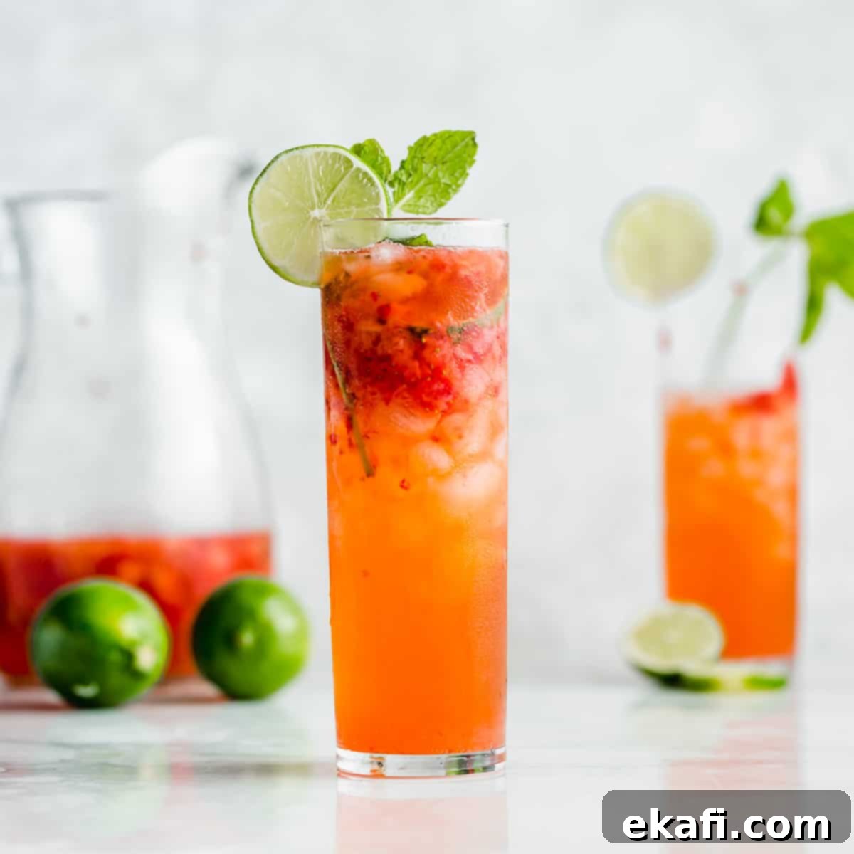 Δροσερά Μοκτέιλ με Sprite 4 Ένα ψηλό ποτήρι mojito γεμάτο με mocktail mojito φράουλας με μια σφήνα λάιμ στο χείλος.