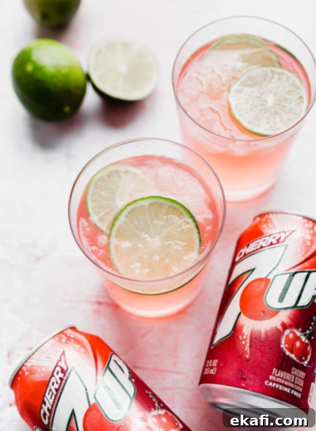 Δροσερά Μοκτέιλ με Sprite 9 Ένα ποτήρι λεμονάδα slush με λάιμ και Cherry 7-UP γύρω του.