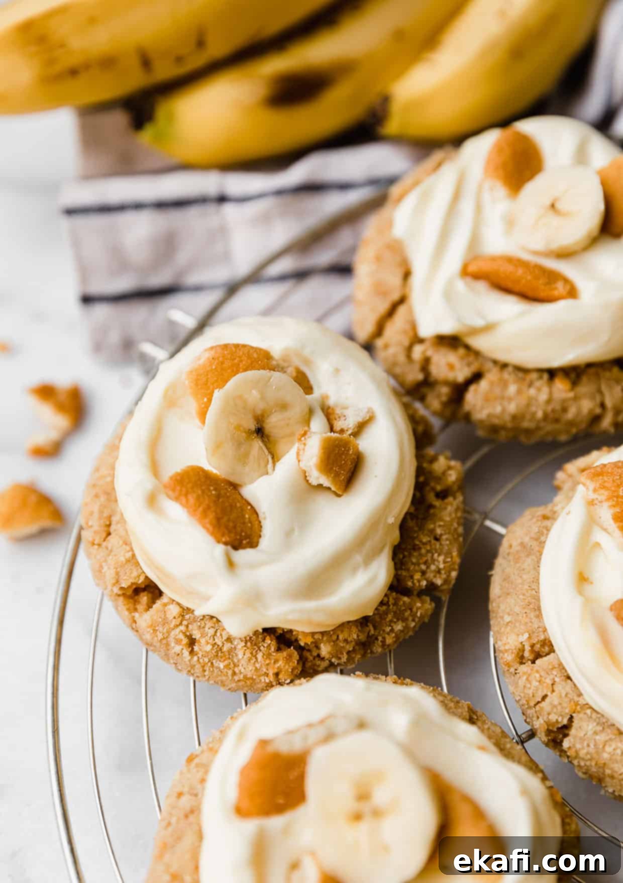 Μπισκότα Τάρτας Κρέμας Μπανάνας 8 Μπισκότα Banana Cream Pie σε συρμάτινη σχάρα ψύξης.