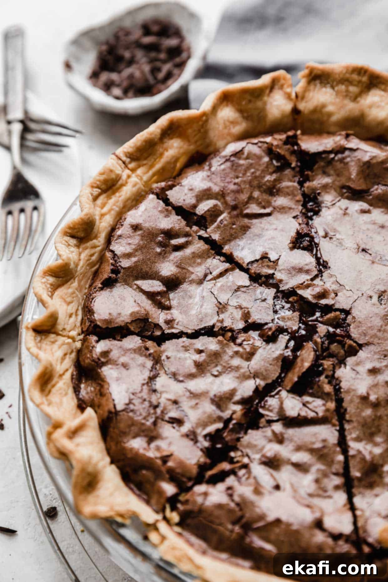 Καρυδόπιτα Μπράουνι 7 Μια Brownie Pie σε μια κρούστα βουτύρου με πολλές φέτες στην πίτα.