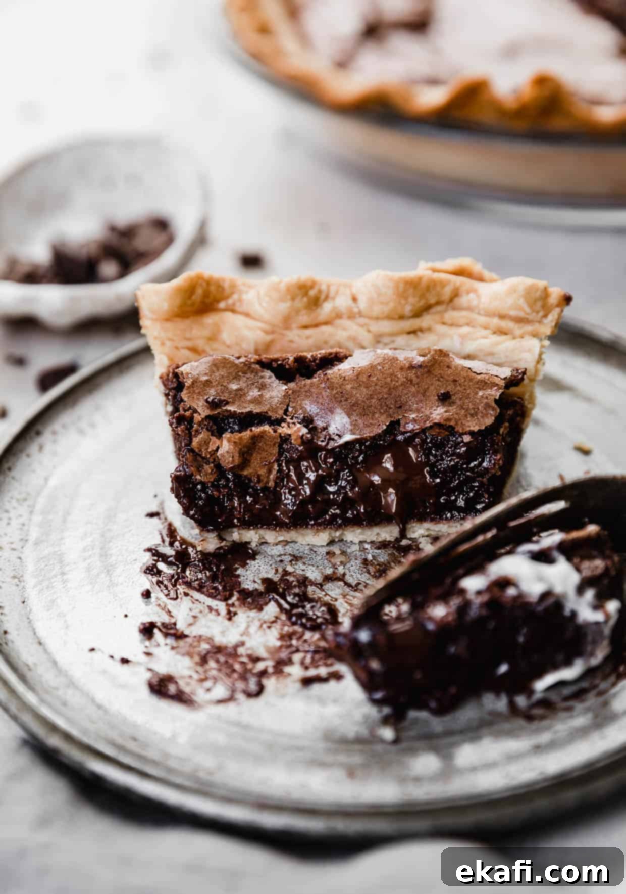 Καρυδόπιτα Μπράουνι 8 Μια brownie pie με ένα πιρούνι να κόβει σε αυτήν δείχνοντας λιωμένη σοκολάτα.