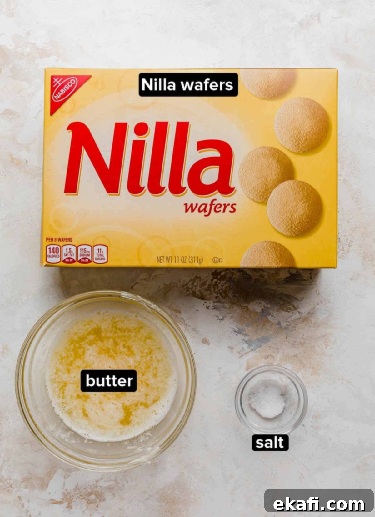 Παλιομοδίτικη Τάρτα Κρέμα Μπανάνας 3 Κουτί Nilla wafer, λιωμένο βούτυρο και αλάτι σε λευκό ανάγλυφο φόντο.