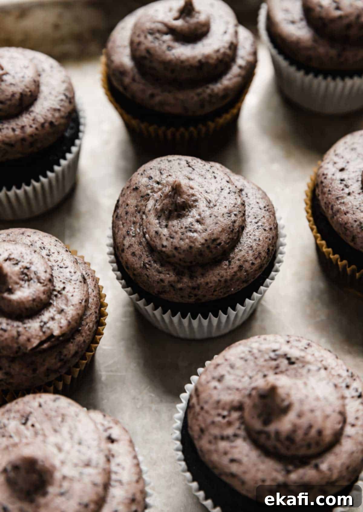 Oreo Γλάσο 2 Βουτυρόκρεμα Oreo σε σπιράλ πάνω από ένα μαύρο cupcake.
