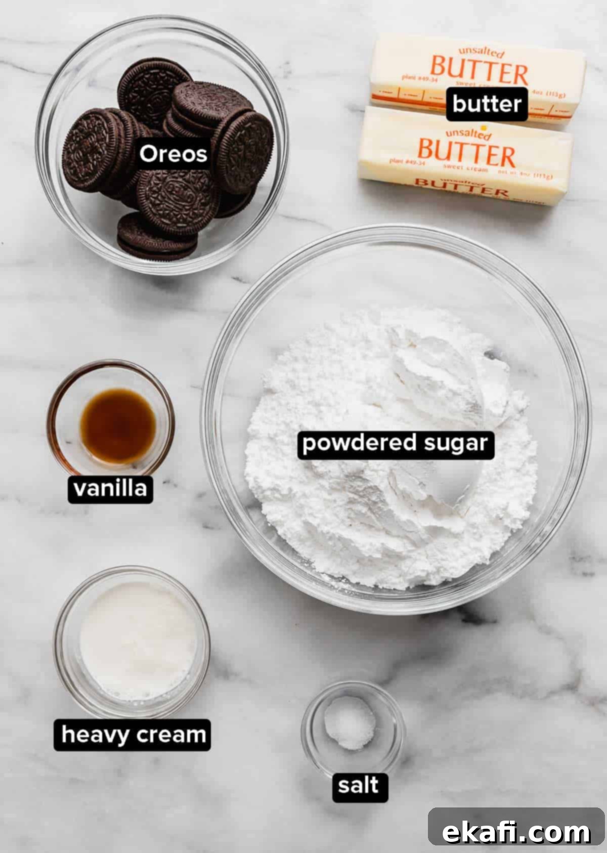 Oreo Γλάσο 3 Συστατικά βουτυρόκρεμας Oreo σε λευκό φόντο: βούτυρο, κρέμα γάλακτος, Oreo, αλάτι, άχνη ζάχαρη και βανίλια.