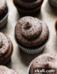 Oreo Γλάσο 7 Βουτυρόκρεμα Oreo σε σπιράλ πάνω σε ένα μαύρο cupcake.
