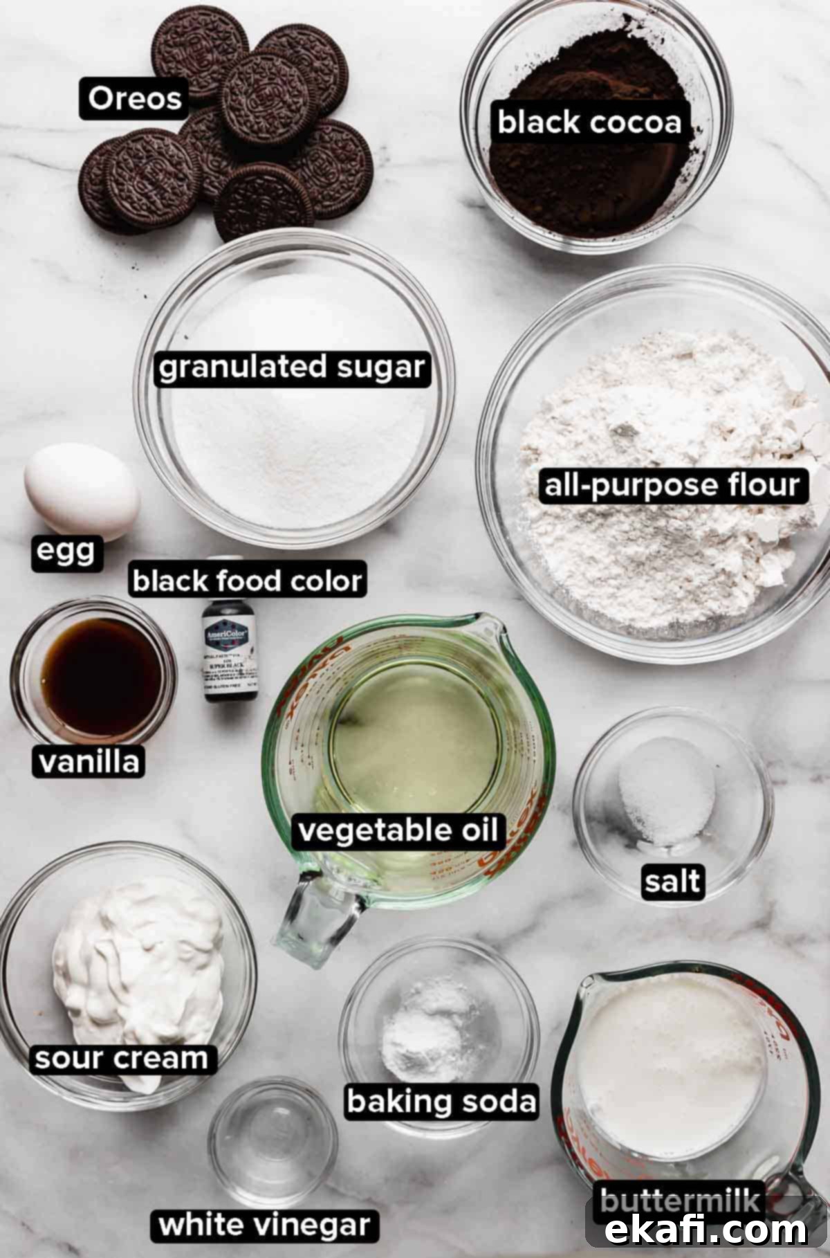 Oreo Καπκέικς 3 Συστατικά για Oreo Cupcakes σε γυάλινα μπολ σε λευκό φόντο.
