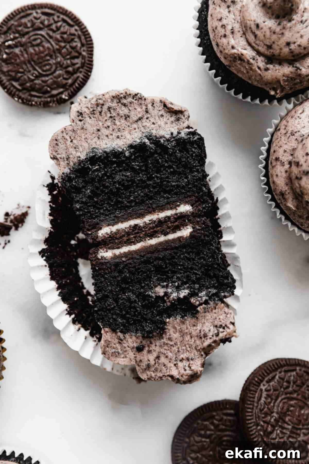 Oreo Καπκέικς 5 Ένα Oreo Cupcake κομμένο στη μέση, που δείχνει ότι το cupcake ψήθηκε πάνω σε ένα ολόκληρο μπισκότο Oreo.