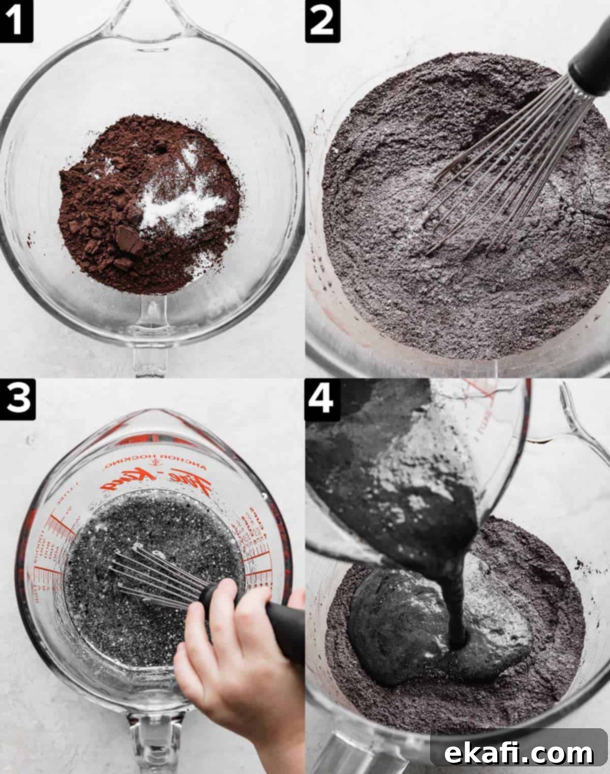 Oreo Καπκέικς 6 Τέσσερις εικόνες που δείχνουν την παρασκευή του χυλού για Oreo Cupcakes, σε γυάλινο μπολ ανάμειξης σε λευκό φόντο.