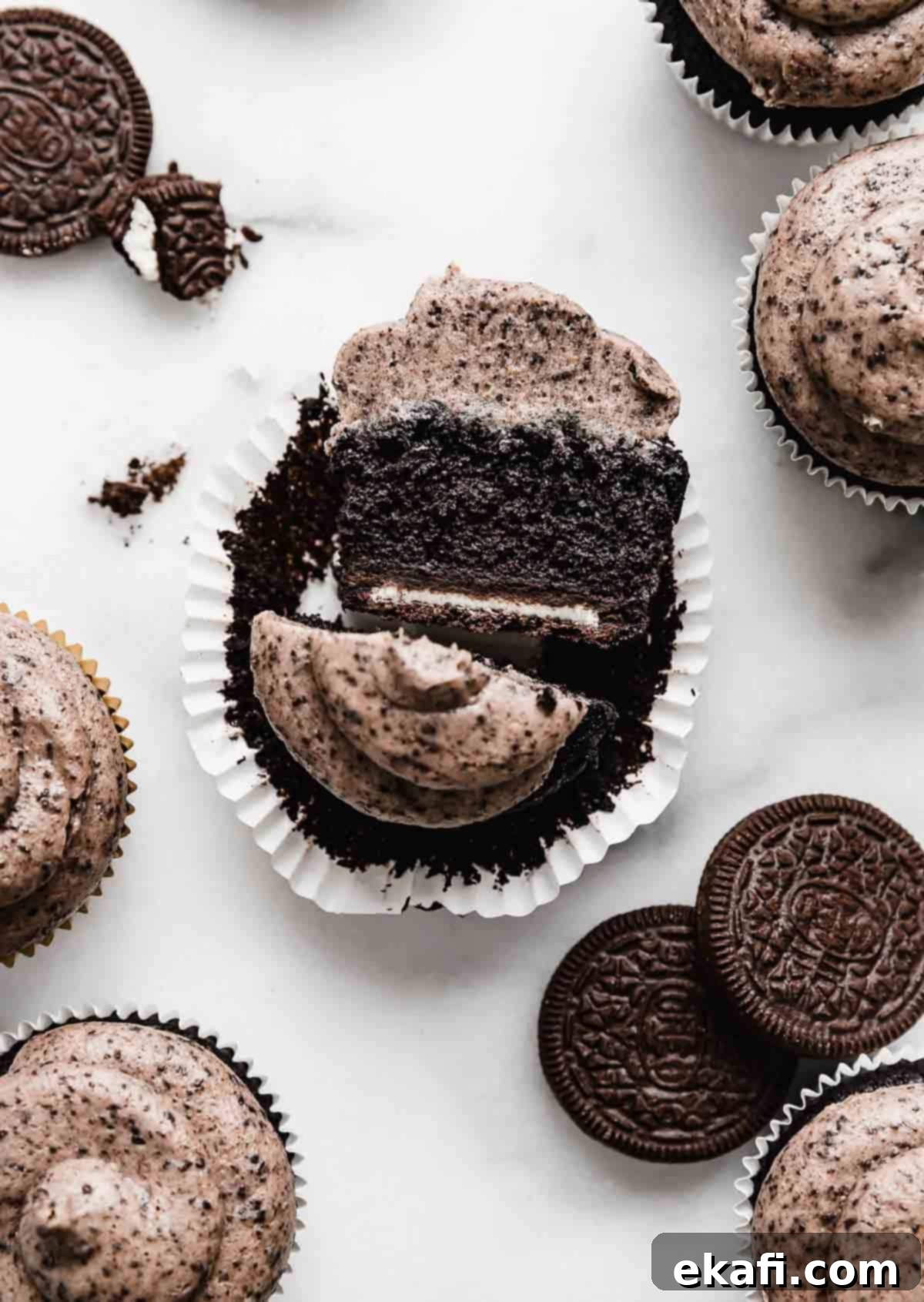 Oreo Καπκέικς 8 Ένα Oreo Cupcake κομμένο στη μέση, σε λευκό μαρμάρινο φόντο.