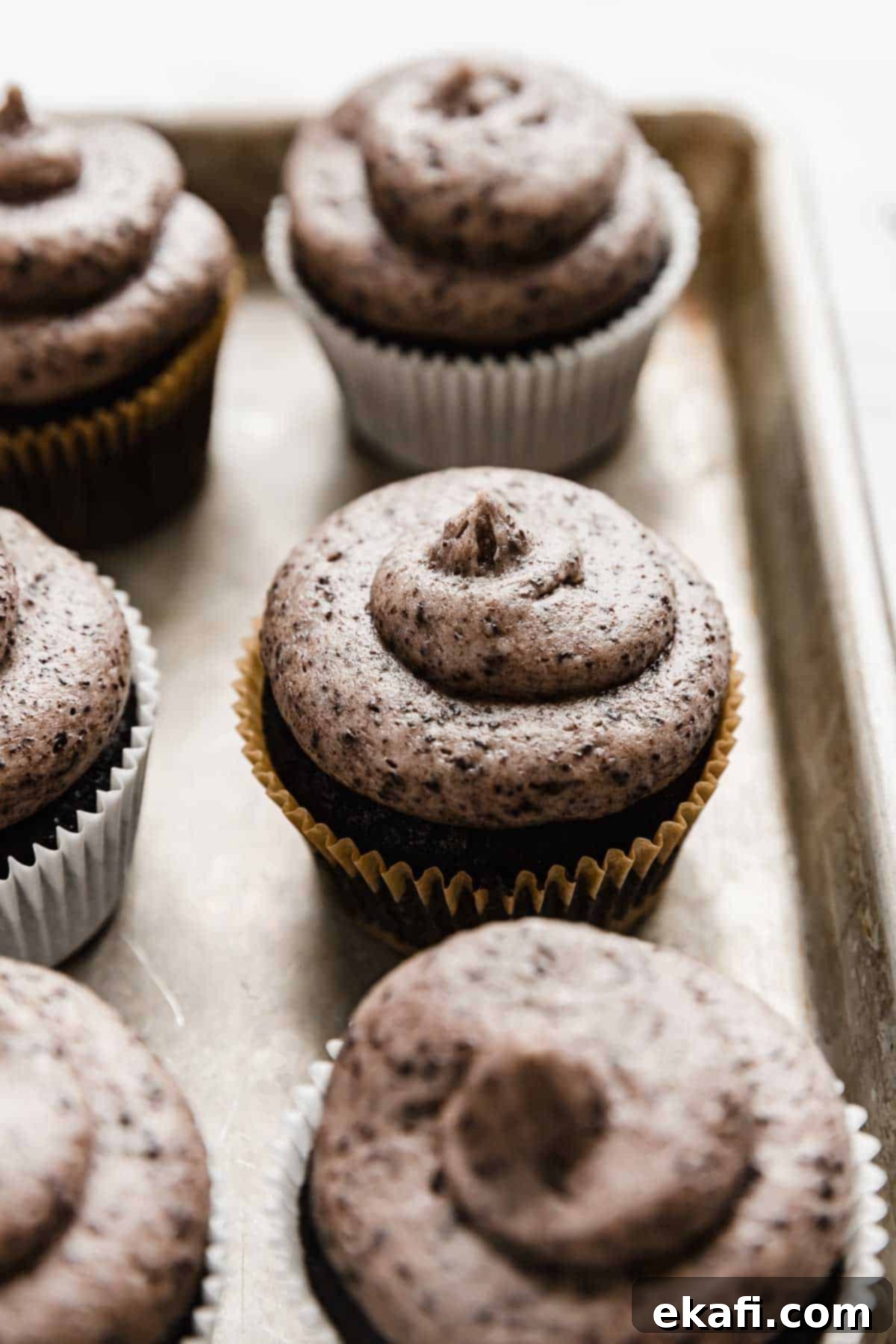 Oreo Καπκέικς 9 Oreo Cupcakes με σπείρα γλάσο Oreo στην κορυφή, σε ταψί ψησίματος.