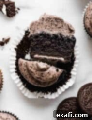 Oreo Καπκέικς 10 Ένα Oreo Cupcake με γλάσο Oreo, κομμένο στη μέση, αποκαλύπτοντας ένα ολόκληρο Oreo στη βάση του cupcake.