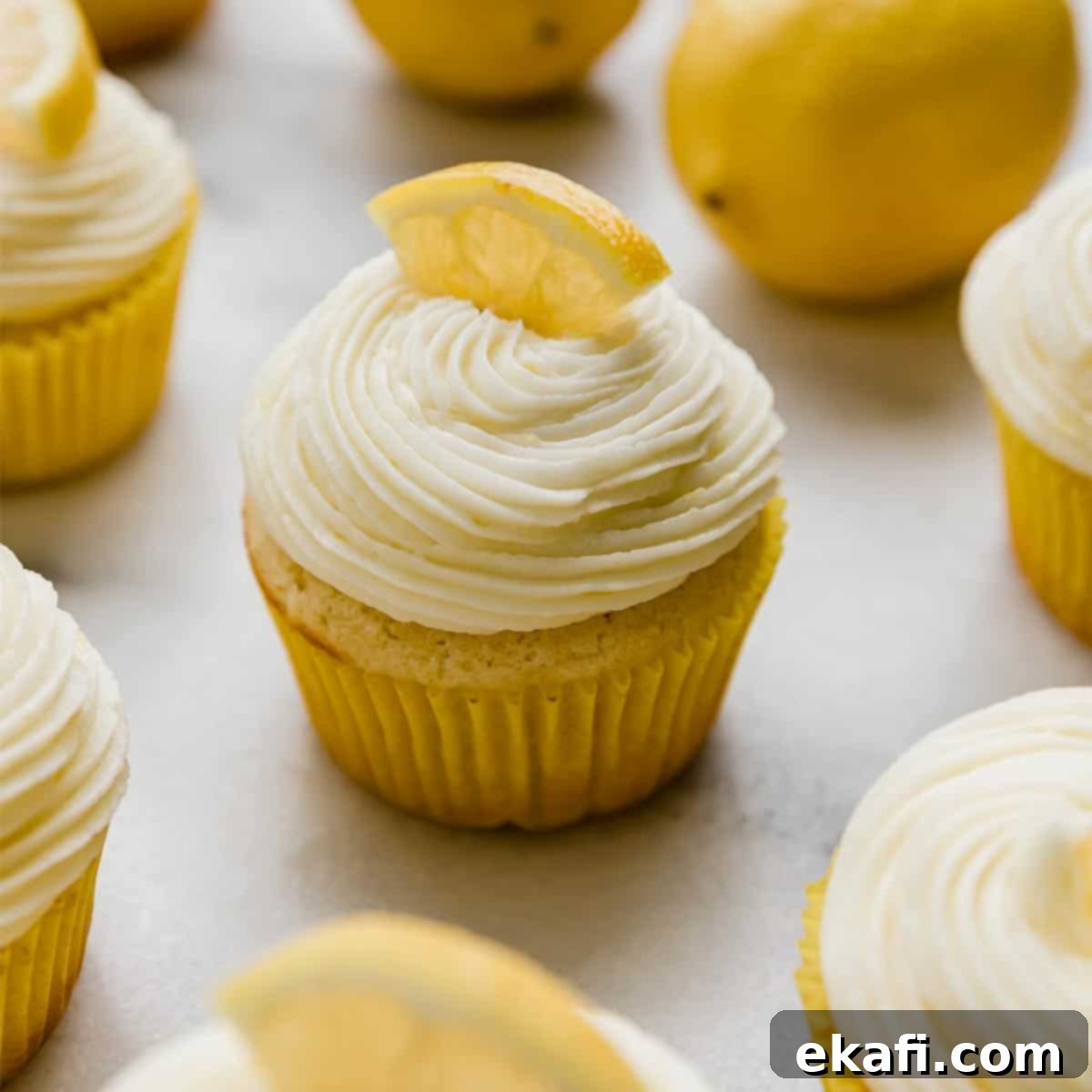 Αφράτη Λεμονόκρεμα 5 Ένα cupcake λεμονιού με μια σπείρα από κρέμα βουτύρου λεμονιού.