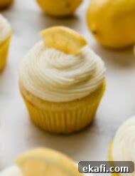 Αφράτη Λεμονόκρεμα 6 Ένα cupcake λεμονιού με μια σπείρα από κρέμα βουτύρου λεμονιού.