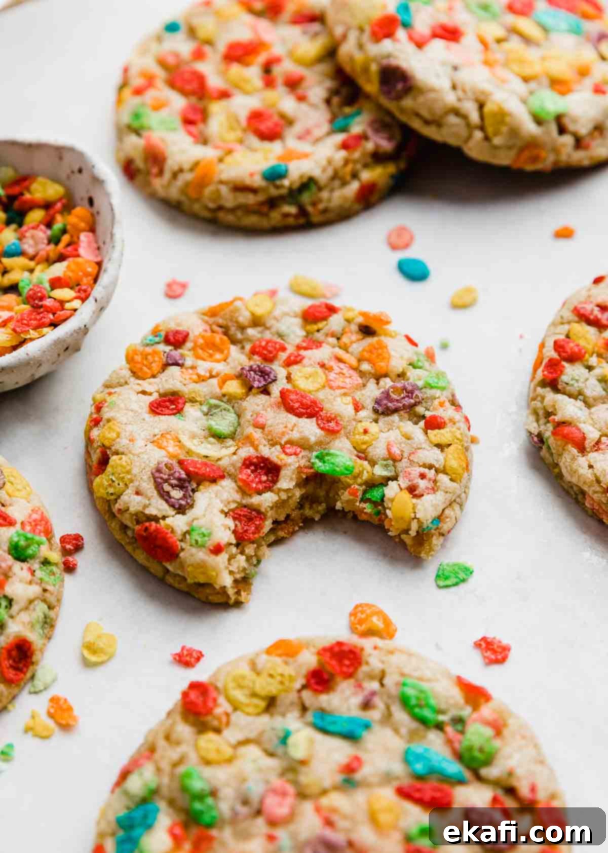Μπισκότα με Φρουτένια Δημητριακά 2 Ένα Fruity Pebbles Cookie σε λευκό φόντο με μία δαγκωματιά.