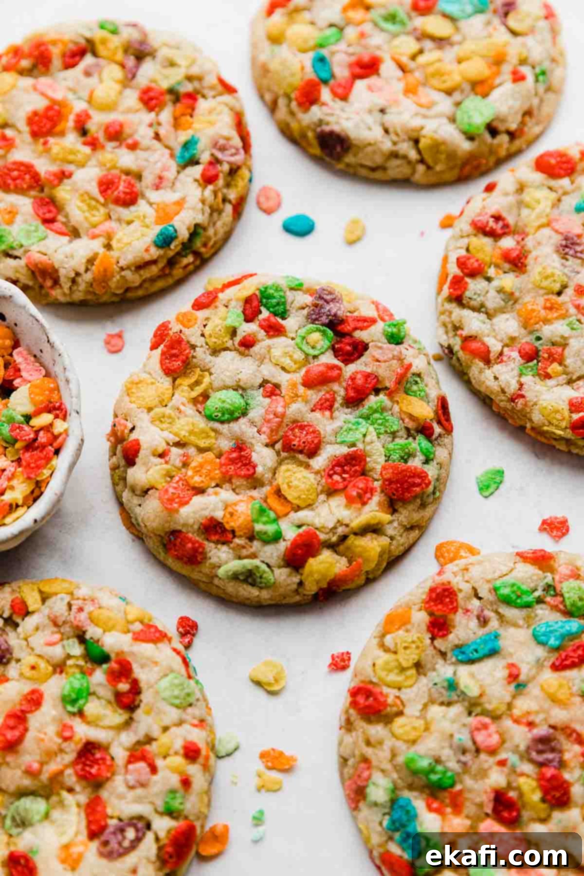 Μπισκότα με Φρουτένια Δημητριακά 6 Fruity Pebbles Cookies γεμάτα με δημητριακά Fruity Pebbles, σε λευκό φόντο.