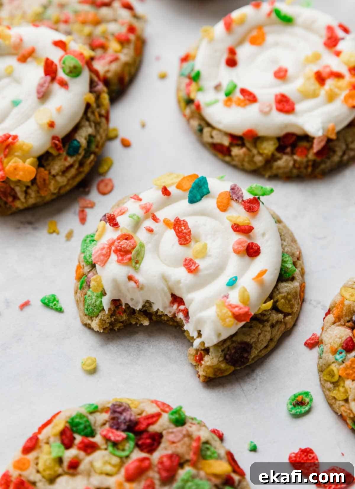 Μπισκότα με Φρουτένια Δημητριακά 7 Fruity Pebbles Cookies με λευκό γλάσο τυριού κρέμας και πασπαλισμένα δημητριακά Fruity Pebbles πάνω από το γλάσο.