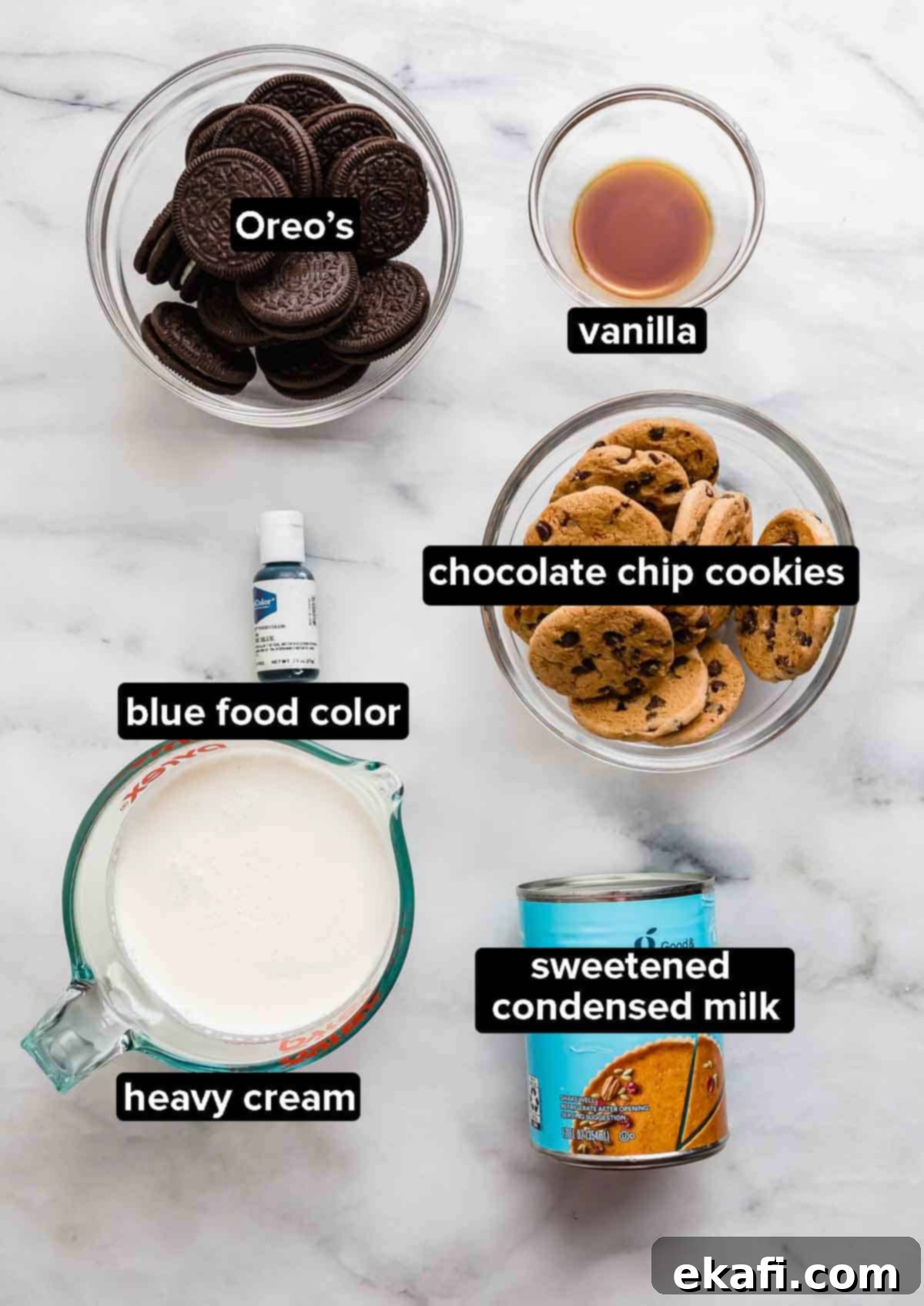 Μπισκοτοτεράστιο Παγωτό 3 Υλικά για Παγωτό Cookie Monster σε λευκό μαρμάρινο φόντο: Oreos, μπισκότα σοκολάτας, βανίλια, κρέμα γάλακτος, και ζαχαρούχο συμπυκνωμένο γάλα.