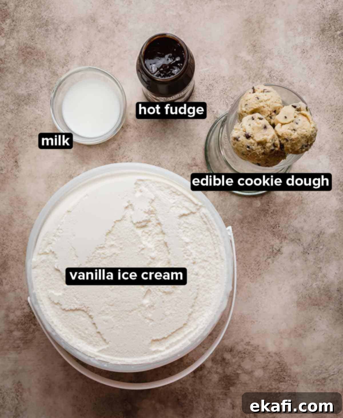 Δίνη Μπισκοτοζύμης Σοκολάτας 3 Υλικά για Chocolate Chip Cookie Dough Blizzard σε καφέ και μπεζ ανάγλυφο φόντο.