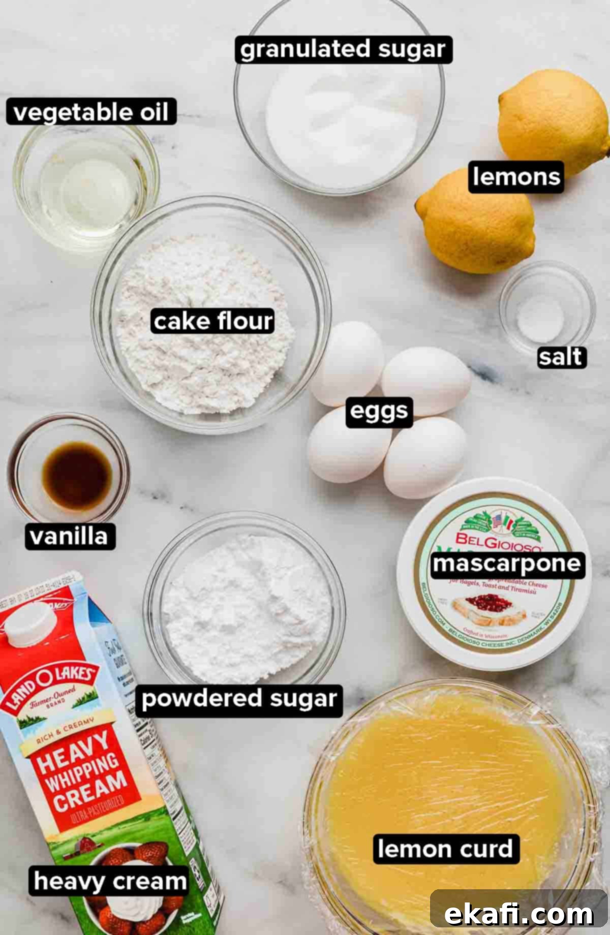 Ρολό λεμονιού 3 Υλικά για Lemon Swiss Roll σε λευκό φόντο: λεμονόκρεμα, αλεύρι για κέικ, λεμόνια, ζάχαρη, αυγά, βανίλια, κρέμα γάλακτος, τυρί μασκαρπόνε.