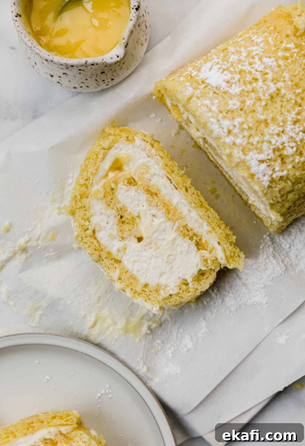 Ρολό λεμονιού 8 Φέτα Lemon Swiss Roll γεμάτη με λεμονόκρεμα και κρέμα.