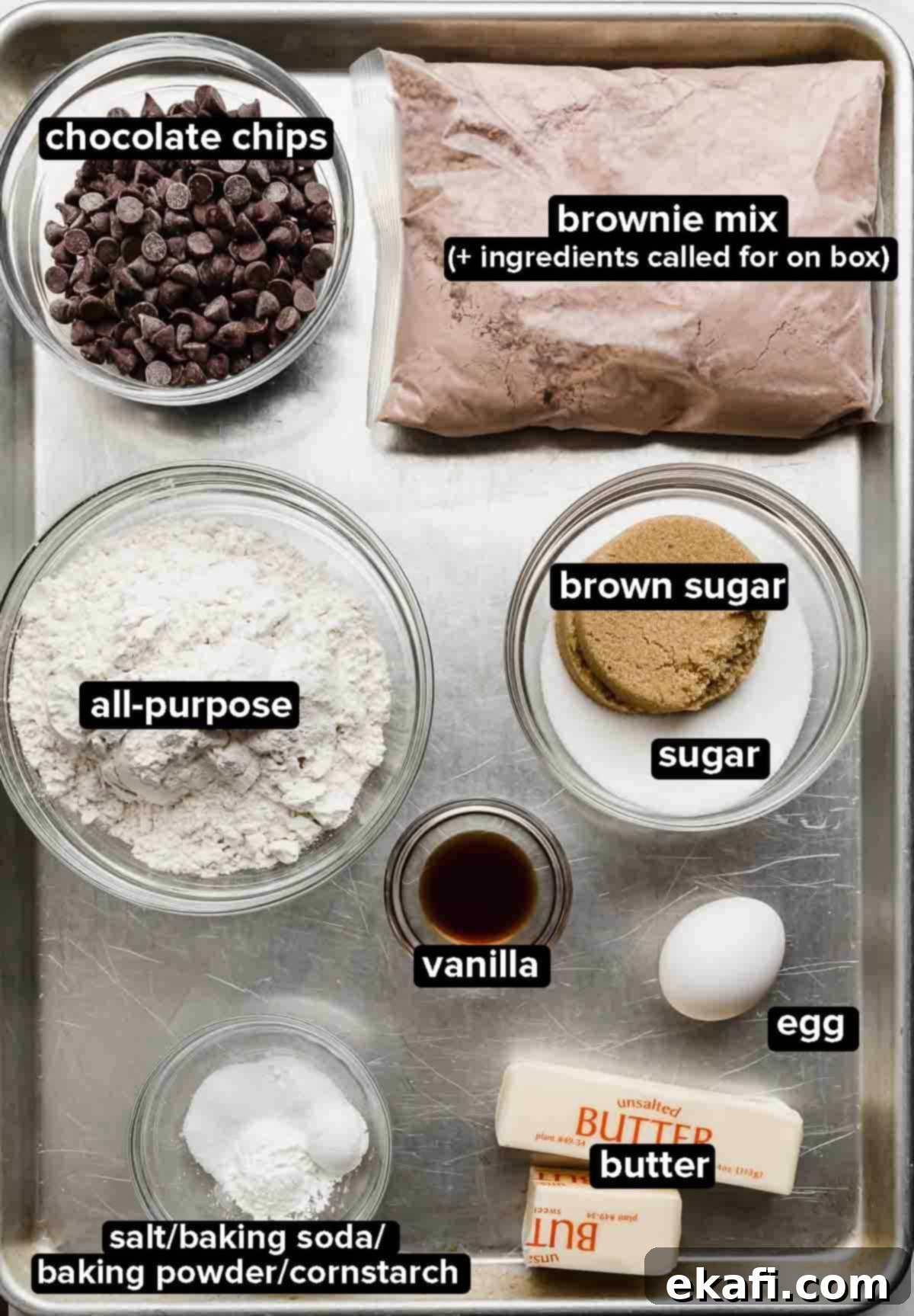 Μπρουκίς 3 Υλικά για Brookies σε ασημένιο ταψί: μείγμα μπράουνις, κομμάτια σοκολάτας, αλεύρι, ζάχαρη, βούτυρο, μαγιά και αυγό.