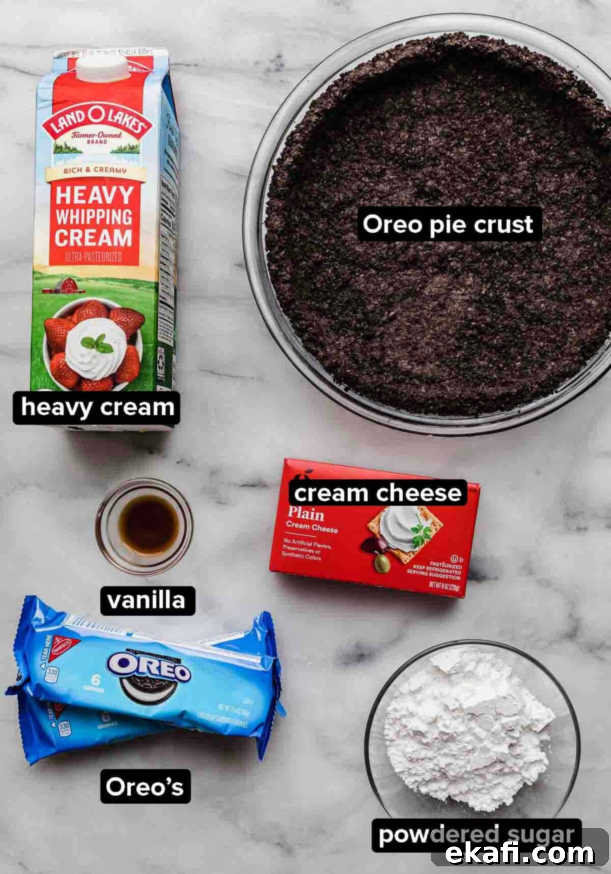 Μπισκότα και Κρέμα Τάρτα 3 Υλικά για Cookies and Cream Pie (τάρτα Oreo) σε λευκό φόντο: κρέμα γάλακτος, βάση τάρτας Oreo, Oreo, κρέμα τυριού, ζάχαρη άχνη, βανίλια.