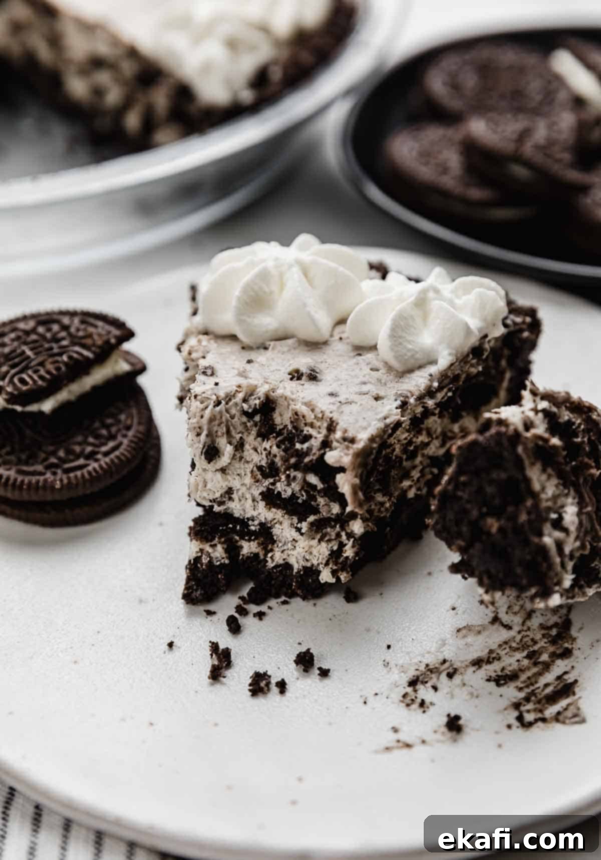 Μπισκότα και Κρέμα Τάρτα 7 Μια φέτα Cookies and Cream Pie σε ένα λευκό πιάτο.