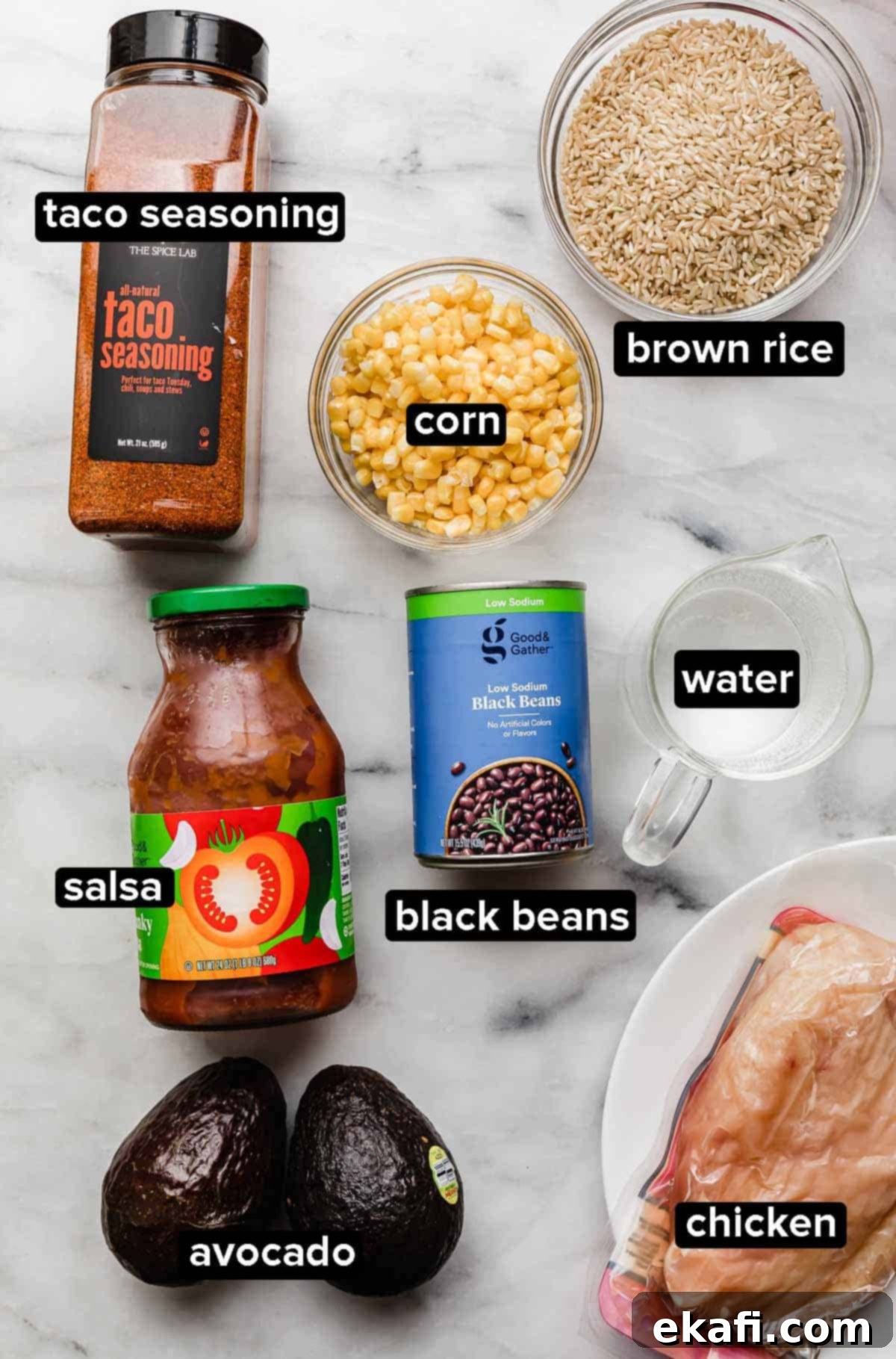 Γρήγορα Μπολ Κοτόπουλο Τάκο 3 Συστατικά για Instant Pot Chicken Taco Bowls σε λευκό φόντο: μαύρα φασόλια, σάλτσα, μπαχαρικά τάκο, κοτόπουλο, νερό, καλαμπόκι και καστανό ρύζι.