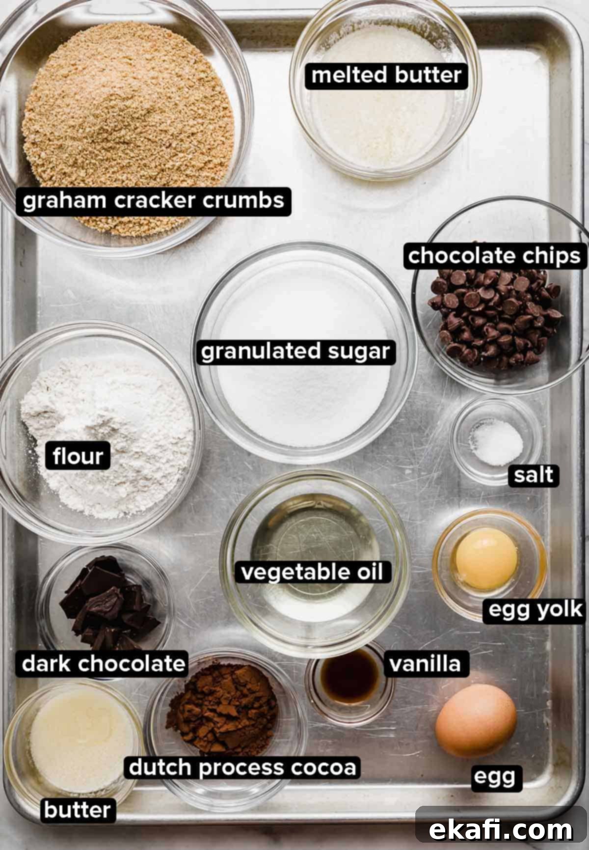 Μπράουνις Φωτιάς 3 Τα υλικά για τα S'mores Brownies μοιρασμένα σε γυάλινα μπολ σε ένα ασημένιο ταψί.