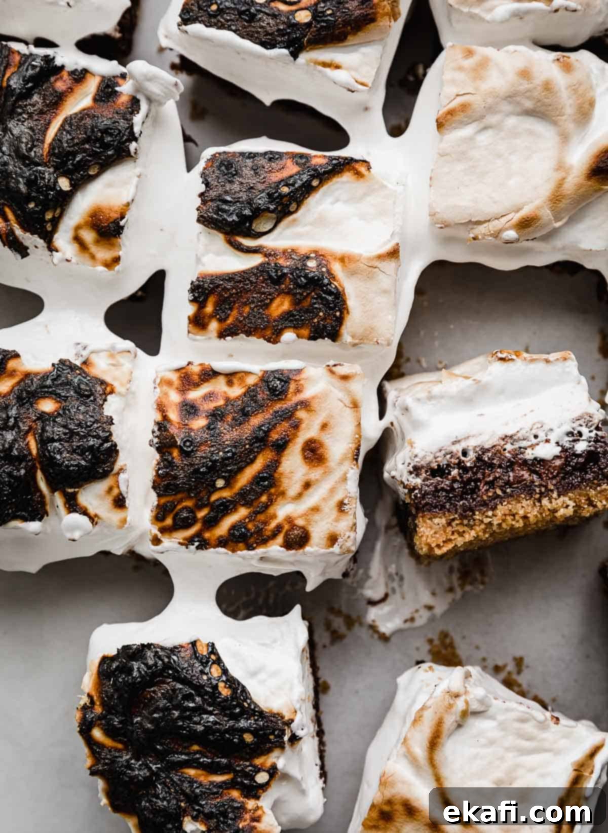 Μπράουνις Φωτιάς 8 Φωτογραφία από ψηλά S'mores Brownies κομμένα σε τετράγωνα σε λευκή επιφάνεια.