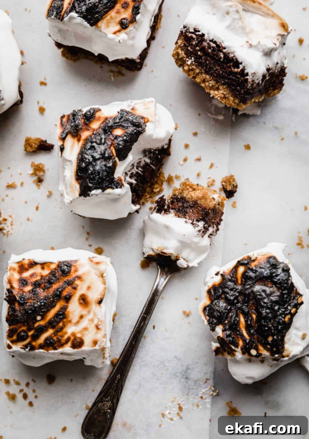Μπράουνις Φωτιάς 10 Η καλύτερη συνταγή S'mores Brownies από το μηδέν, κομμένα σε τετράγωνα, με ένα πιρούνι να κόβει ένα S'mores Brownie.