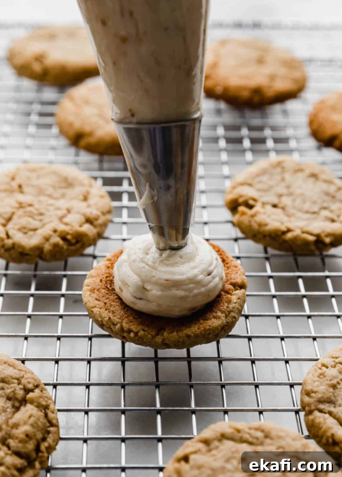 Καβουρδισμένο Μαρσμάλοου Γλάσο 6 The best marshmallow buttercream frosting being piped onto a graham cracker cookie.