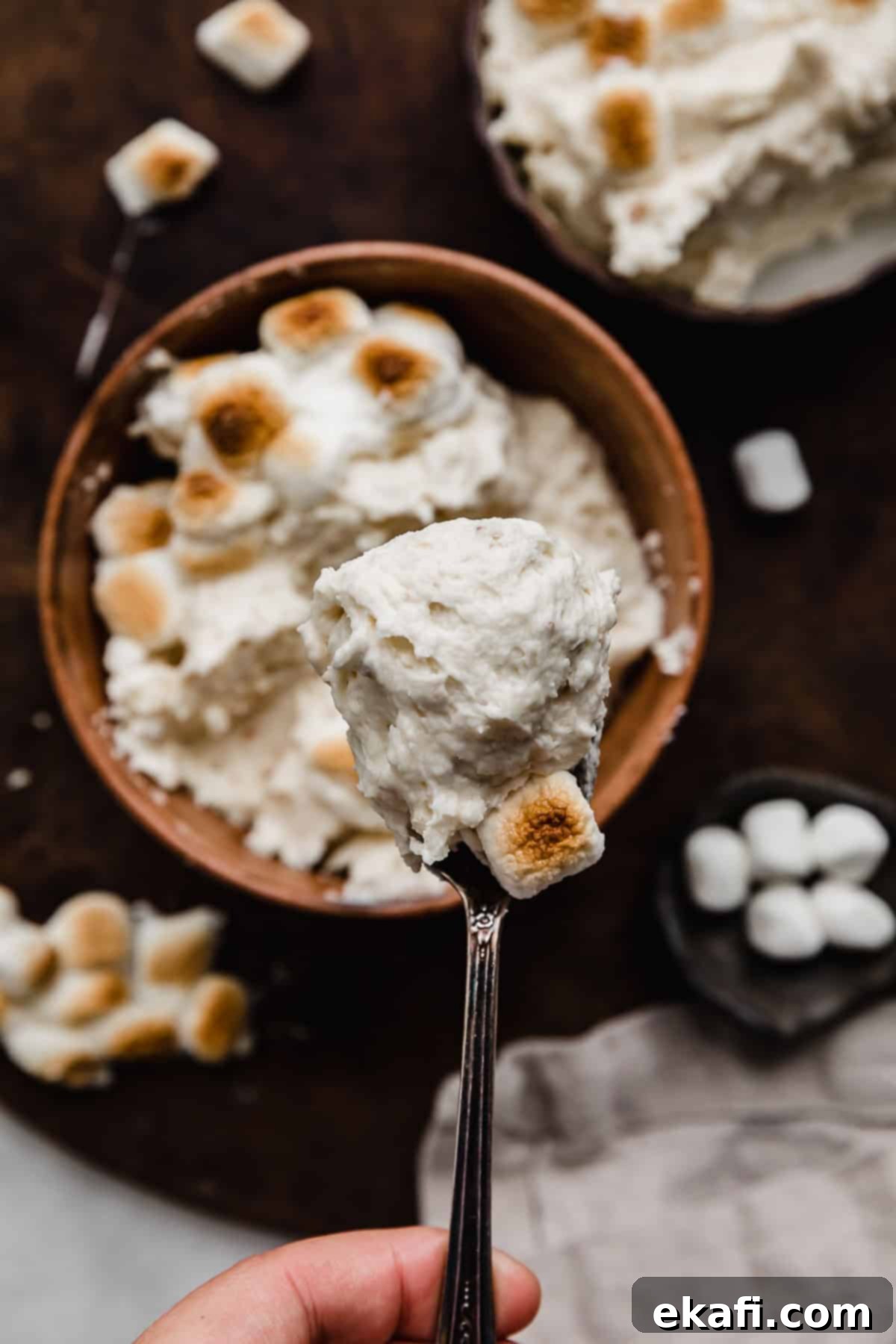 Καβουρδισμένο Μαρσμάλοου Γλάσο 7 Toasted Marshmallow Frosting on a spoon.